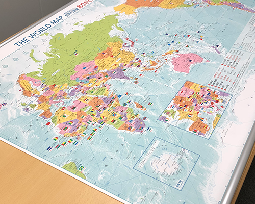 地図タペストリー 世界の言葉ありがとう A0 シルバー 東京カートグラフィック